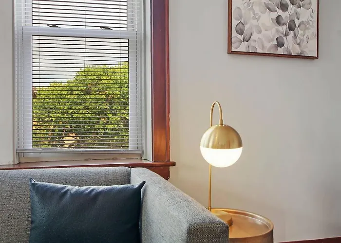 Prime In A 1br - Cullom F2 *